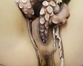 Порно с живым осминогом девушки в ванной