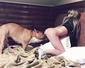 Стройна девушка Соня отдалась собаке в зоопорно видео. Sonya - Vet Underground