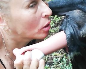 Бабуля трахает корову в жопу и обмазывает себя навозом