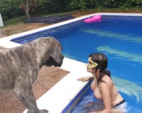 Стая собак драли грудастую латинскую девушку у бассейна, частное зоо порно